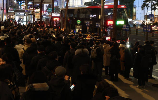 4일 저녁 서울 중구 을지로역 일대 명동입구 버스정류장에 퇴근길 시민들이 길게 줄을 서고 있다. 백소아 기자 thanks@hani.co.kr