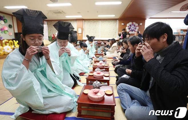 5일 오전 경기 용인시 처인구 남곡초등학교 제2캠퍼스에서 '제73회 선비문화체험 졸업장 수여식'이 진행되고 있다. 남곡초등학교 남곡분교는 이날 졸업하는 8명의 학생을 끝으로 폐교된다. 2024.1.5/뉴스1 ⓒ News1 김영운 기자