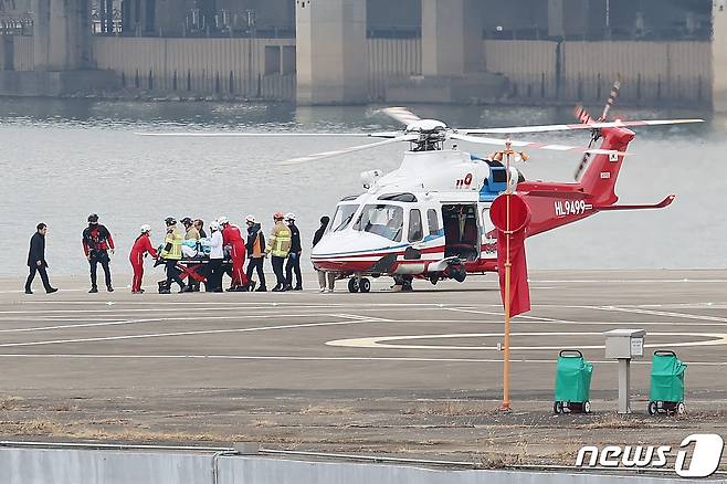 이재명 더불어민주당 대표가 2일 오후 서울 동작구 노들섬에 헬기를 통해 도착해 서울대병원으로 이송되고 있다. 2024.1.2./뉴스1 ⓒ News1 민경석 기자
