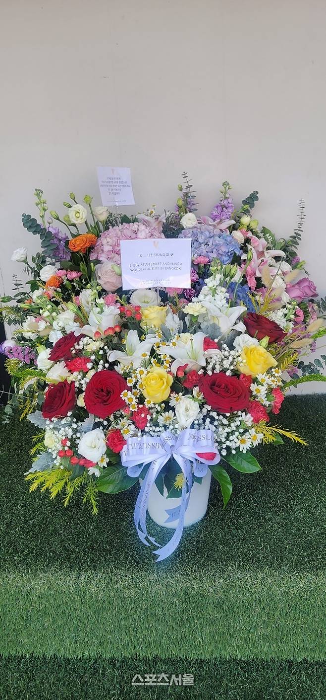 가수 이승기의 팬들이 라자망갈라 대기실에 꽃바구니를 보냈다. |방콕(태국)=조은별기자