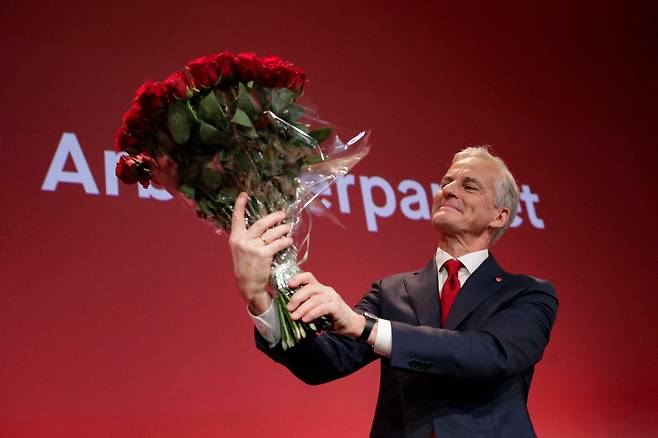 노르웨이 차기 총리로 취임하게 될 요나스 가르 스퇴레 노동당 대표가 13일 치른 총선 승리를 기뻐하고 있다. /AFP 연합뉴스