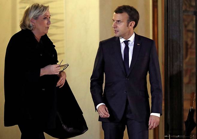 에마뉘엘 마크롱(오른쪽) 프랑스 대통령과 마린 르펜 국민연합 대표/로이터 연합뉴스