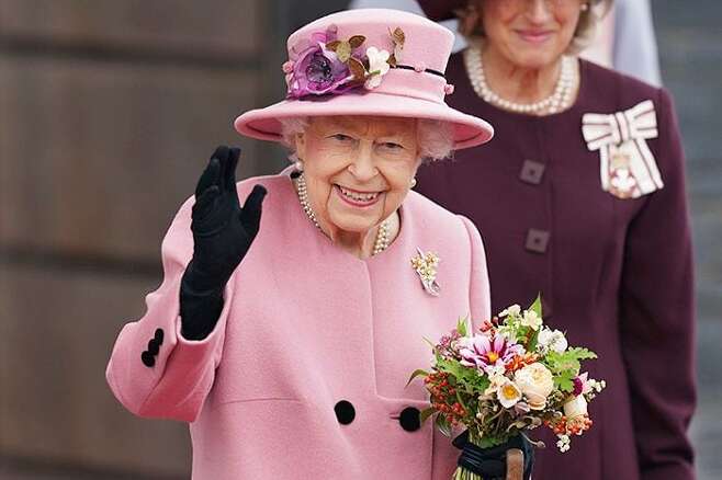 엘리자베스 2세 영국 여왕이 지난 14일(현지 시각) 웨일스 의회 개회식에 참석 후 의사당을 나서고 있다. /AP 연합뉴스
