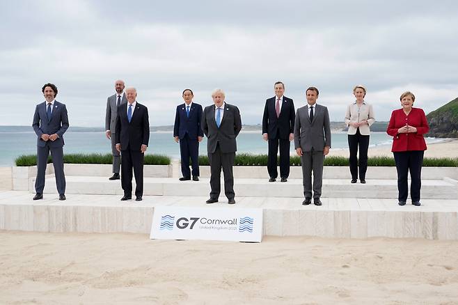 11일 오후 영국 남서부 콘월지방의 카비스베이호텔에서 올해 G7(주요 7개국) 정상회의가 열렸다. 개막에 맞춰 정상들이 기념사진을 촬영하고 있다./로이터 연합뉴스