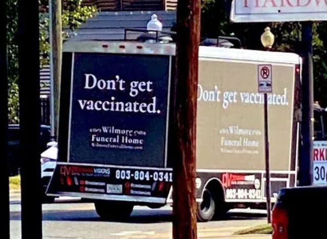 미국 노스캐롤라이나주의 한 거리에 등장한 "백신 맞지마세요" 장례식장 광고 트럭. 백신 접종 독려 메시지를 위트 있게 전달하고 있다./트위터