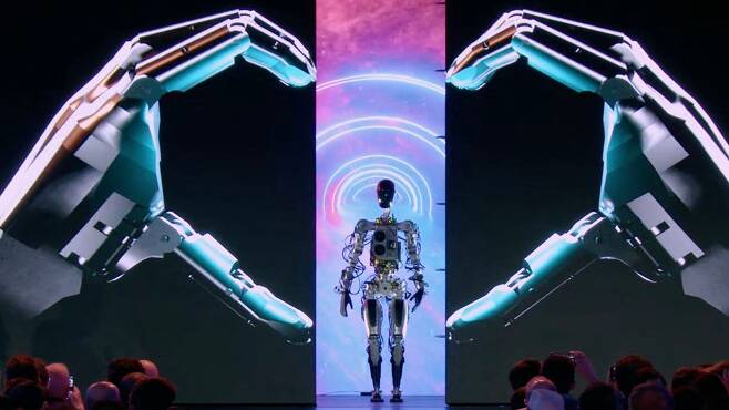 9월 30일(현지 시각) 테슬라가 자사 AI 데이 행사에서 공개한 휴머노이드 로봇 ‘옵티머스’의 모습. 옵티머스는 두 발로 걷고 두 손을 쓸 수 있는 인간형 로봇으로 짐을 옮기거나 식물에 물을 주는 것 같은 작업을 할 수 있다고 테슬라는 밝혔다. /AFP 연합뉴스