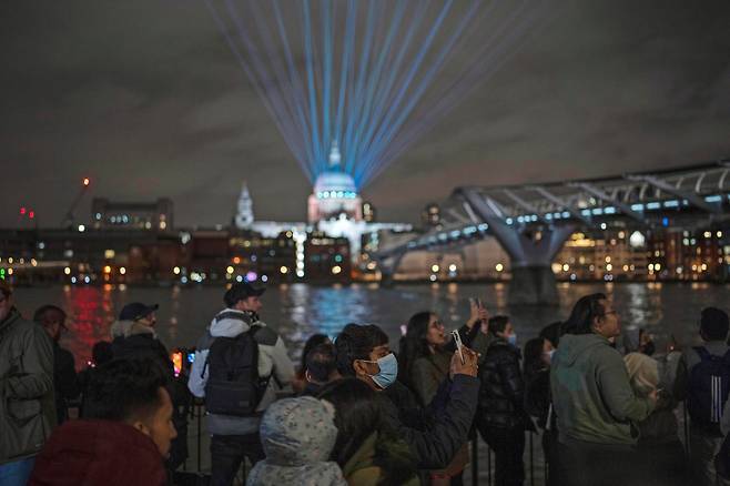 지난달 말 영국 런던에서 시민들이 모여 새해맞이 행사를 하는 모습./AP 연합뉴스