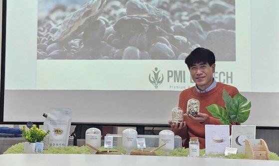 박정규 PMI바이오텍 대표가 버려지는 굴껍데기를 원료로 만든 탄산칼슘과 구연산칼슘 등의 제품을 보여주며 생산과정을 설명하고 있다. 최준호 기자