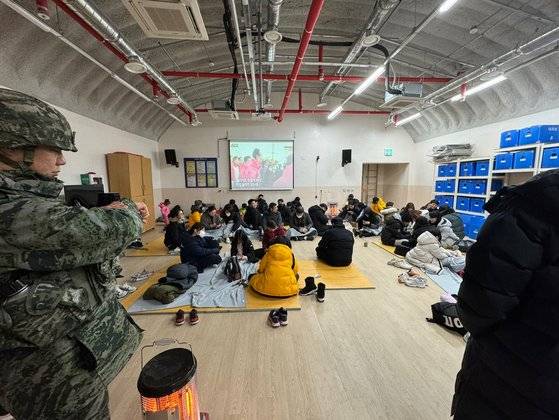5일 북한이 서해 북방한계선(NLL) 인근 해상에서 포를 사격한 뒤 백령도 주민들이 인근 대피소에 모였다. 독자 제공