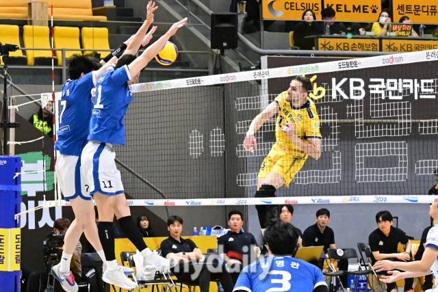 KB손해보험 비예나가 현대캐피탈 최민호의 터치 아웃을 만들며 듀스를 만들고 있다 / 한국배구연맹.