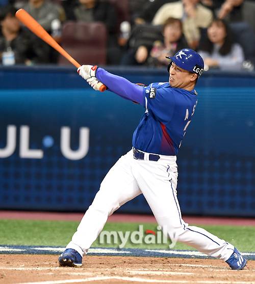 손아섭이 2017 WBC에서 타격하고 있다 / 고척 = 유진형 기자 zolong@mydaily.co.kr