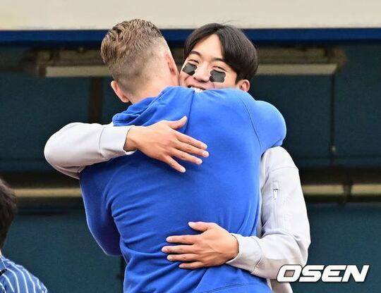 뷰캐넌과 포옹하는 원태인 / 사진=OSEN