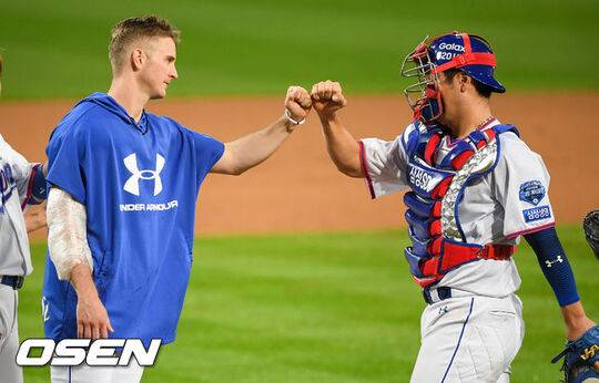 4년간 배터리 호흡을 맞춘 뷰캐넌과 강민호 / 사진=OSEN