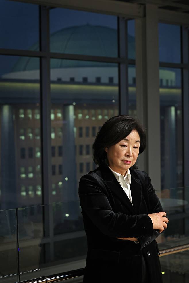 심상정 정의당 의원이 지난 3일 오후 서울 여의도 국회 의원회관에서 국회의사당 본청을 배경으로 카메라 앞에 섰다. 이정용 선임기자 lee312@hani.co.kr