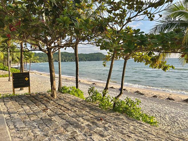 A stunning beach along Phu Quoc’s coastline provides a stunning view of the sun for travelers staying at the JW Marriott Phu Quoc Emerald Bay Resort & Spa. (Park Jun-hee/The Korea Herald)