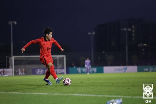 이강인(왼쪽). 대한축구협회