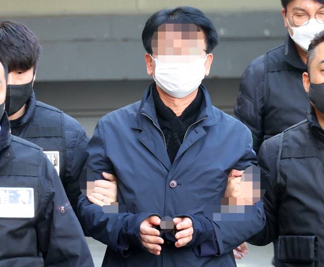 ▲ 더불어민주당 이재명 대표를 흉기로 찌른 혐의로 구속영장이 청구된 피의자 김모씨가 지난 4일 오후 부산 연제구 연제경찰서에서 나와 구속전 피의자 심문(영장실질심사)을 받기 위해 걸어가고 있다.