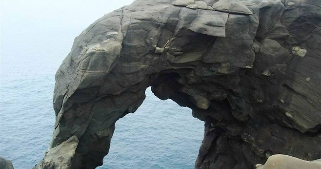 현재는 부러진 코끼리코 바위의 파손 전 모습 / 사진=대만 신베이시 정부