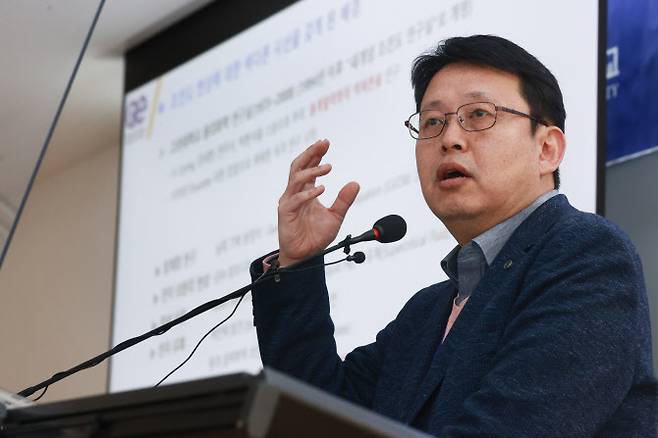 9일 오후 서울 서대문구 연세대학교에서 열린 양자산업융합선도단 비전 선포식에서 이석배 퀀텀에너지연구소 대표가 상온·상암 초전도체 연구 사업 관련 발표를 하고 있다.(사진=연합뉴스)