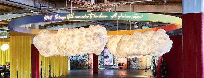 이케아가 '마가신 405'에 설치한 구름 모양 조명. 늘어나는 고령 싱글족들이 우울함을 달랠 수 있게 배려한 디자인이다. /이케아 제공