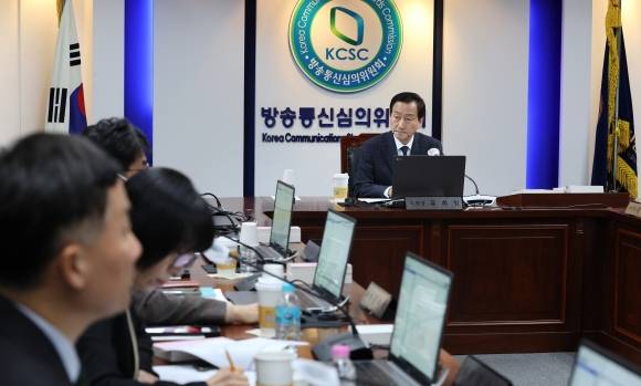 전체회의 주재하는 류희림 방심위원장 - 류희림 방송통신심의위원장이 8일 오후 서울시 목동 한국방송회관에서 열린 2024년 제1차 전체 회의를 주재하고 있다. 2024.1.8 연합뉴스