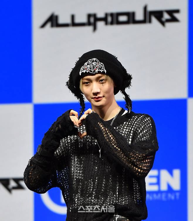7인조 보이그룹 올아워즈가 10일 광장동 예스24 라이브홀에서 열린 미니 1집 ‘올 아워즈(ALL OURS)’ 데뷔 쇼케이스에 모대에 올라 포토타임을 갖고 있다 현빈.타이틀곡 ‘으랏차차(GOTCHA)’는 시작부터 끝까지 강렬한 베이스 사운드가 인상적인 곡이다. 신인 보이그룹 올아워즈는 건호, 유민, 제이든, 민제, 마사미, 현빈, 온 등 7명으로 구성됐다. 2024.01.10.강영조 기자 kanjo@sportsseoul.com
