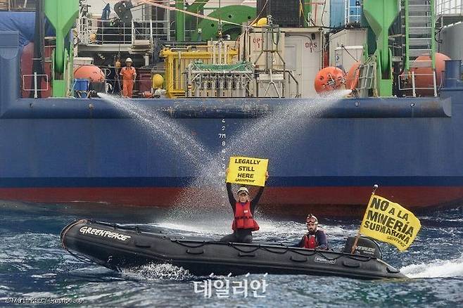 국제적인 환경단체 그린피스가 태평양에서 심해 채굴 반대 시위를 하고 있다. ⓒ그린피스