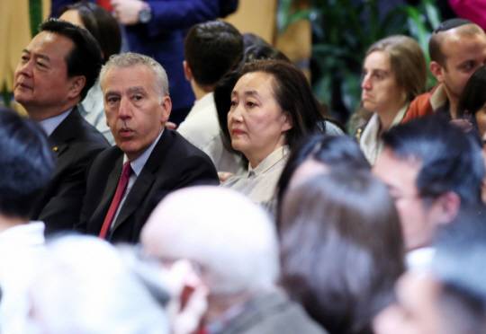 박영선 전 중소벤처기업부 장관이 지난해 4월 미국 보스턴 인근 하버드대학교 케네디스쿨에서 필립 골드버그 주한미대사 등과 윤석열 대통령의 연설을 듣고 있다. 연합뉴스