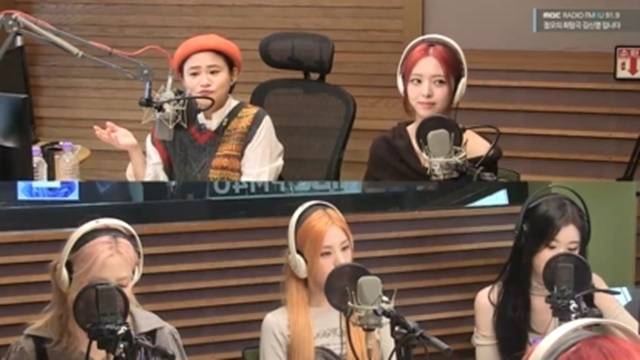 시계 방향으로 김신영 유나 채령 예지 류진 / MBC FM4U ‘정오의 희망곡 김신영입니다’ 캡처