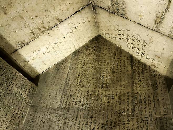 현실의 별이 빛나는 천장. 실제 패턴도 별문양이다