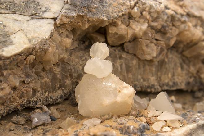 크리스털 사막에선 돌탑 대신 크리스털 탑. 제 소원은요
