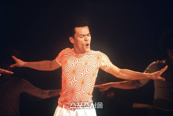 몸에 딱 맞는 매직아이 티셔츠. 스포츠서울DB