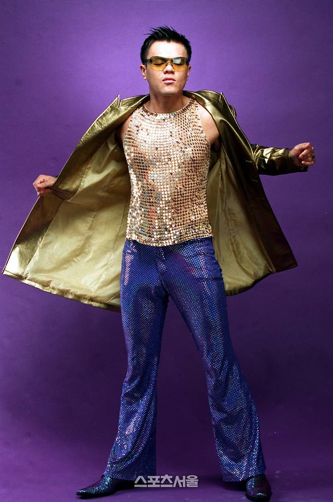 딱 붙는 핏, 스팽글로 온몸을 덮었다. 스포츠서울DB