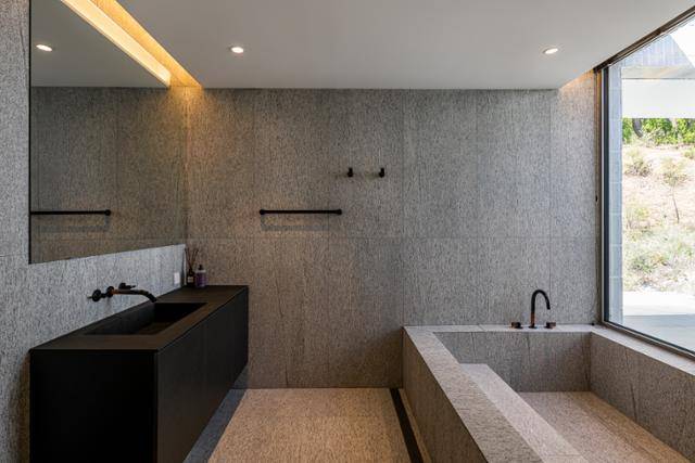 이자영씨 가족을 위한 욕실. 아이와 함께 물놀이를 할 수 있는 조적식 욕조를 만들고 무채색 타일로 심플하게 마감했다. texture on texture 제공