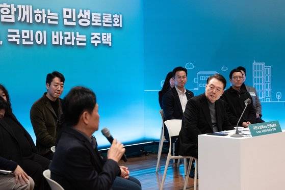 윤석열 대통령이 10일 경기 고양시 일산동구 고양아람누리에서 열린 '국민과 함께하는 민생토론회-국민이 바라는 주택' 행사에서 참석자들과 발언을 경청하고 있다. 사진 대통령실