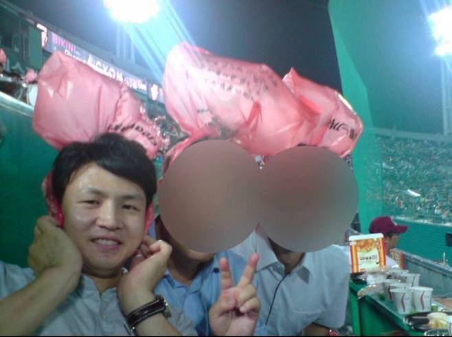 12일 국민의힘이 제공한 한동훈 비상대책위원장의 2008년 부산 사직야구장 방문 사진. ⓒ국민의힘 제공