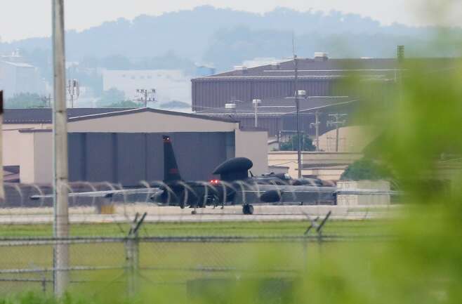 경기 평택시 주한미군 오산공군기지에서 U-2S 고고도정찰기가 임무를 마치고 착륙하고 있는 모습. 2023년 5월 30일 촬영한 사진이다./뉴스1