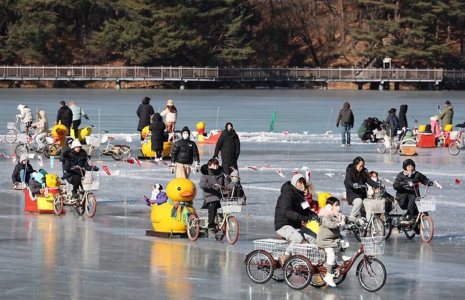7일 오후 경기 포천시 산정호수 조각공원에서 열린 제99회 포천 산정호수 썰매축제를 찾은 시민들이 오리썰매, 푸우썰매 등을 타며 즐거워하고 있다. 신소영 기자