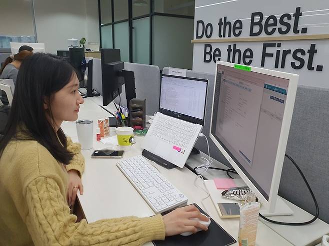 정홍주 RWO1팀 직원이 연구 과제에 대해 시판 후 연구 분석을 하고 있다. 윤현주 기자