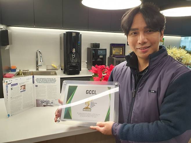 윤병인 씨엔알리서치 부사장이 2023년 아시아태평양 대표 바이오분석기관 수상패를 보여주고 있다. 용인=윤현주 기자
