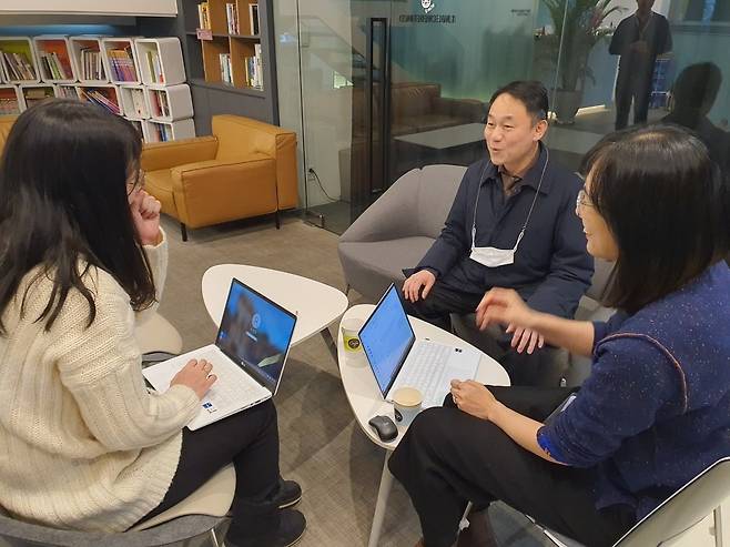 안병진 사장(가운데)이 직원들과 대화하고 있다. 윤현주 기자