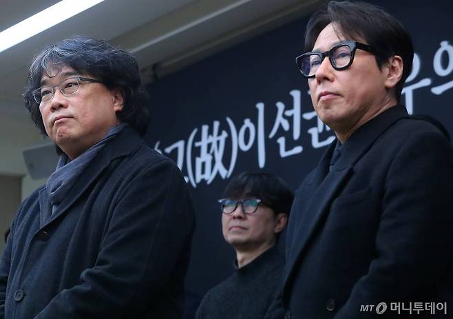 지난 12일 오전 서울 중구 프레스센터에서 진행된 '고(故)이선균 배우의 죽음을 마주하는 문화예술인들의 요구'에 참석한 배우 김의성, 봉준호 감독, 가수 윤종신 등 관계자들이 성명서를 발표하고 있다./사진=김창현 기자
