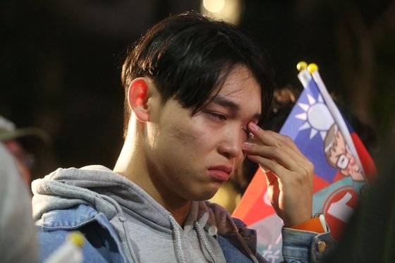 13일 신베이시 민중당 당사 앞에서 커원저 후보 지지자가 눈물을 훔치고 있다. AFP=연합뉴스