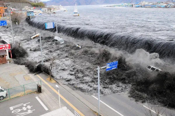 2011년 3월11일 일본 미야기현 해안가 마을에 밀려드는 쓰나미 [교도=연합뉴스]