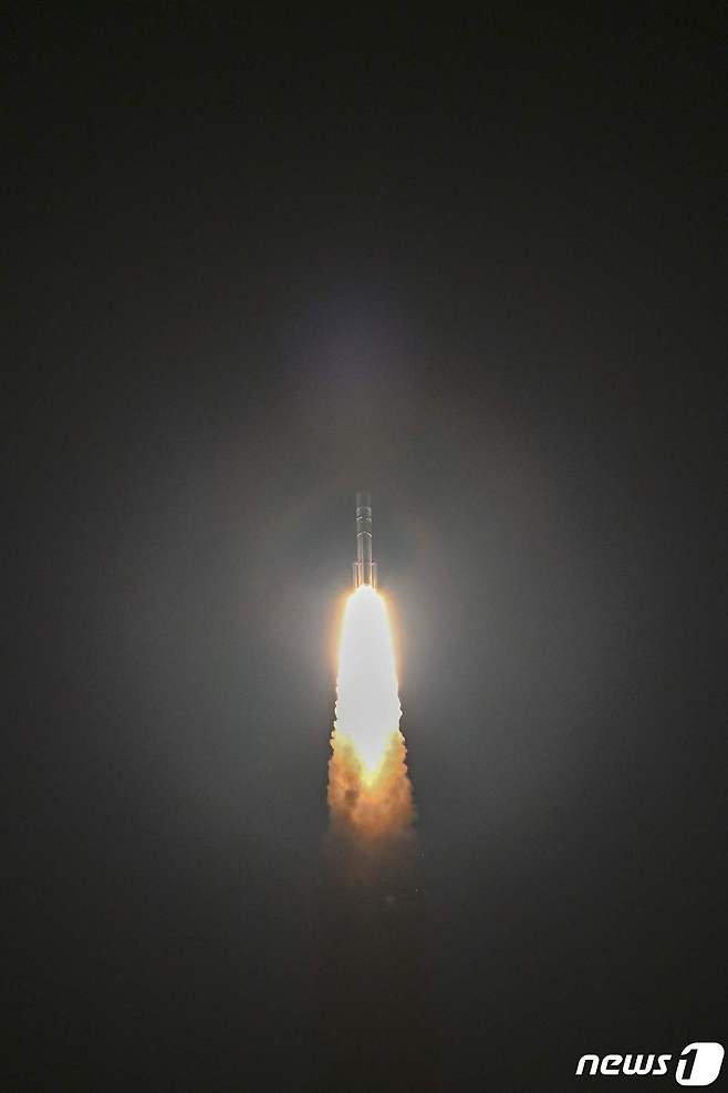 8일(현지시간) 미국 플로리다주 케이프 커내버럴 우주기지에서 미국 발사체 제조사 유나이티드 론치 얼라이언스(ULA)가 만든 신규 로켓 '벌컨 센타우르'(벌컨)가 발사됐다. 벌컨에 실려 있는, 우주로봇 개발사 아스트로보틱이 만든 민간 최초의 무인 달 탐사선 '페레그린'은 오는 2월23일 달의 중위도 지역인 '시누스 비스코시타티스'(Sinus Viscositatis)에 착륙을 시도한다. 2024.01.08 ⓒ AFP=뉴스1 ⓒ News1 최종일 기자