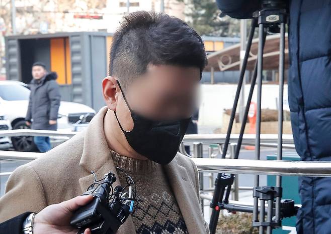 가상화폐거래소 빗썸의 실소유주로 알려진 사업가 강종현씨가 지난해 2월 1일 오전 서울 양천구 서울남부지방법원에서 열린 특정경제범죄가중처벌법상 횡령·배임, 자본시장법상 사기적 부정거래 혐의 관련 구속 전 피의자 심문(영장실질심사)에 출석하고 있다./뉴스1