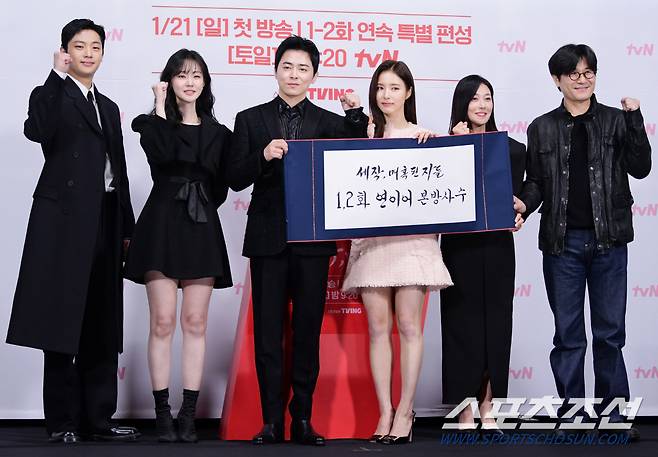 tvN 드라마 '세작, 매혹된 자들' 제작보고회가 16일 서울 신도림 라마다호텔에서 열렸다. 출연 배우들이 함께 포즈 취하고 있다. 정재근 기자 cjg@sportschosun.com/2024.1.16/
