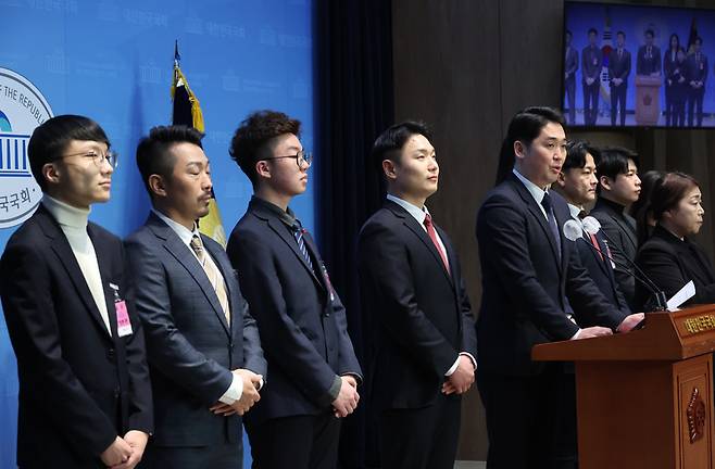 오늘(16일) 국회에서 탈당 기자회견을 하고 있는 더불어민주당 청년당원들. / 사진 = 연합뉴스