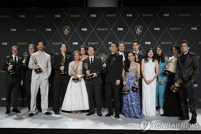 넷플릭스 시리즈 ‘성난 사람들’이 15일(현지시간) 미국 로스앤젤레스(LA) 피콕 극장에서 열린 제75회 프라임타임 에미상 시상식에서 미니시리즈·TV영화(Limited Or Anthology Series Or Movie) 부문 작품상과 감독상, 작가상, 남우·여우주연상, 캐스팅상, 편집상, 의상상 등 8관왕을 차지했다. 연합뉴스.