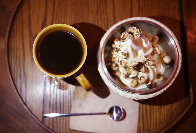 ‘강냉이소쿠리’의 옥수수커피와 강냉이아이스크림. 박미향 기자